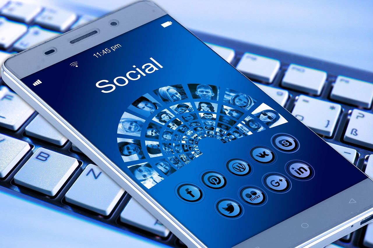 O que é uma rede social e quais são as suas principais características?